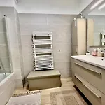 Lejlighed Vue Exceptionnelle Avec Confort Moderne, Climatisation Et Parking *